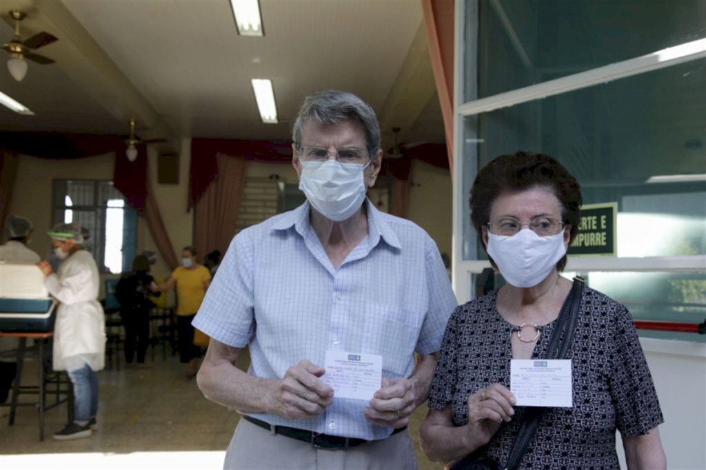 FOTOS + VÍDEO: Mais de 2,9 mil idosos a partir de 77 anos foram vacinados contra a Covid-19
