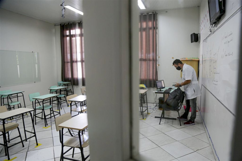 Estado espera definição sobre vacinação de profissionais da educação ainda em março