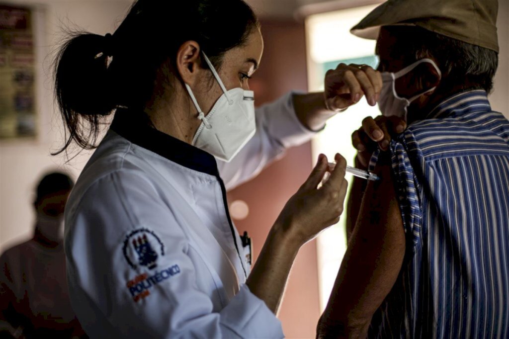 FOTOS + VÍDEO: vacinação de idosos é retomada com pessoas acima de 80 anos em Santa Maria