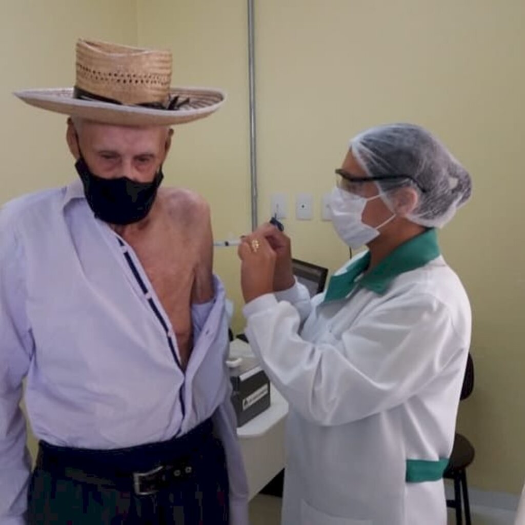São Gabriel e Santiago já vacinaram cerca de 400 idosos acima de 85 anos