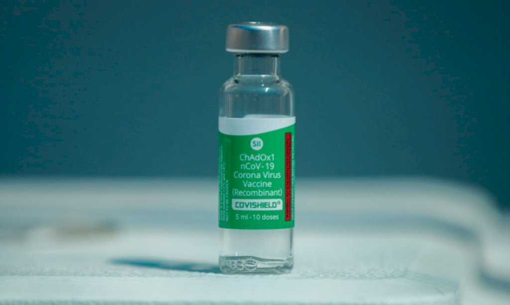 Brasil recebe insumos para produzir 2,8 milhões de doses da vacina de Oxford
