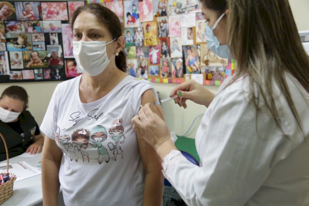 VÍDEO: trabalhadores de Unidades Básicas de Saúde começam a ser vacinados