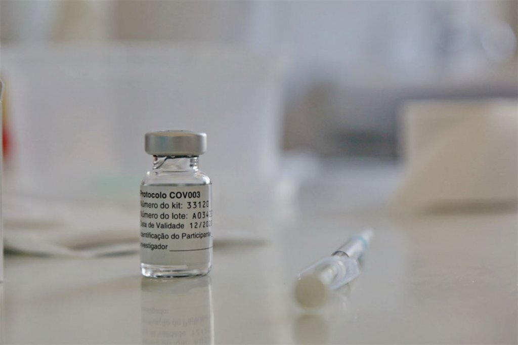 Com 5 milhões de profissionais de saúde, país não define quais deles receberão a vacina primeiro