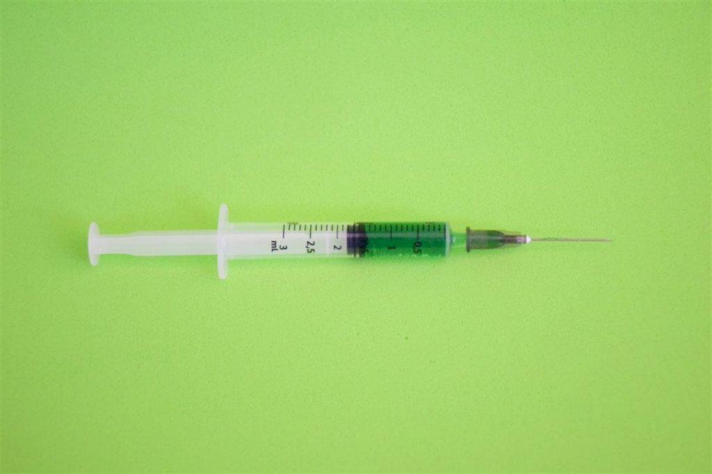 Vacina de Oxford induz resposta imunológica em adultos de todas as idades, diz estudo