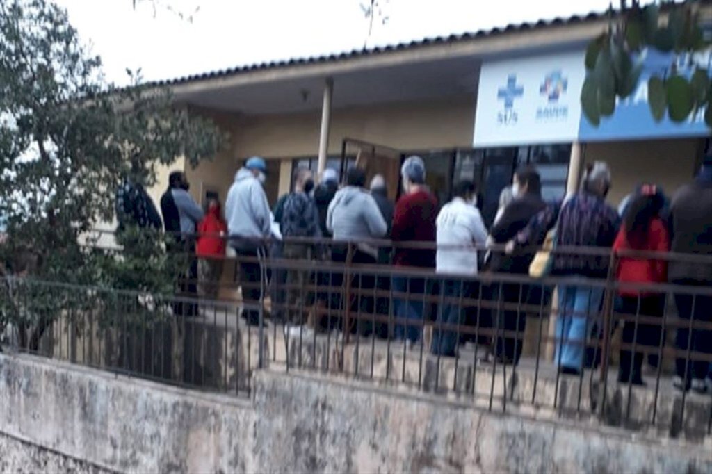 Paciente registra aglomeração em frente a unidade de saúde em Santa Maria