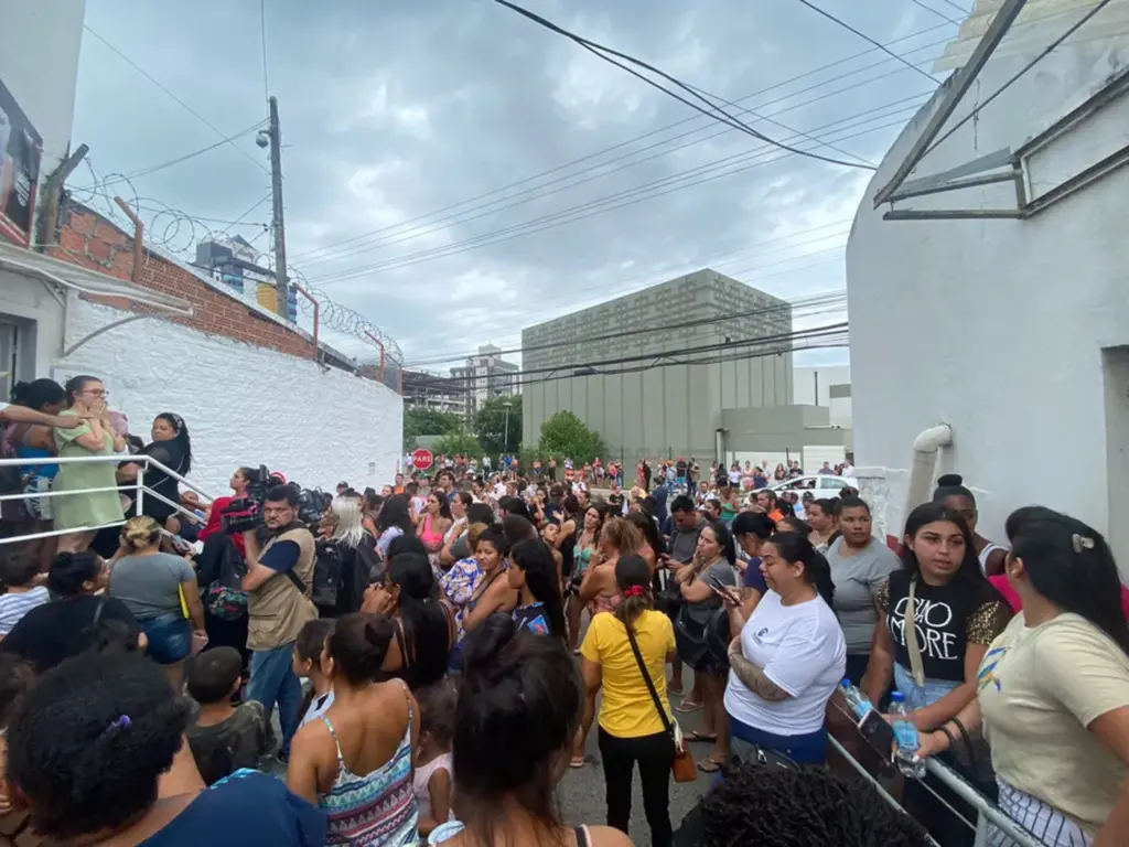  - Familiares se concentram em frente ao Complexo Prisional desde o início da tarde — Foto: Diane Bikel/ NSC