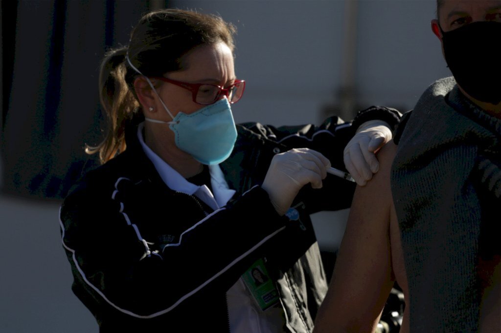 Em drive-thru, motoristas receberam doses da vacina contra a gripe no final de semana