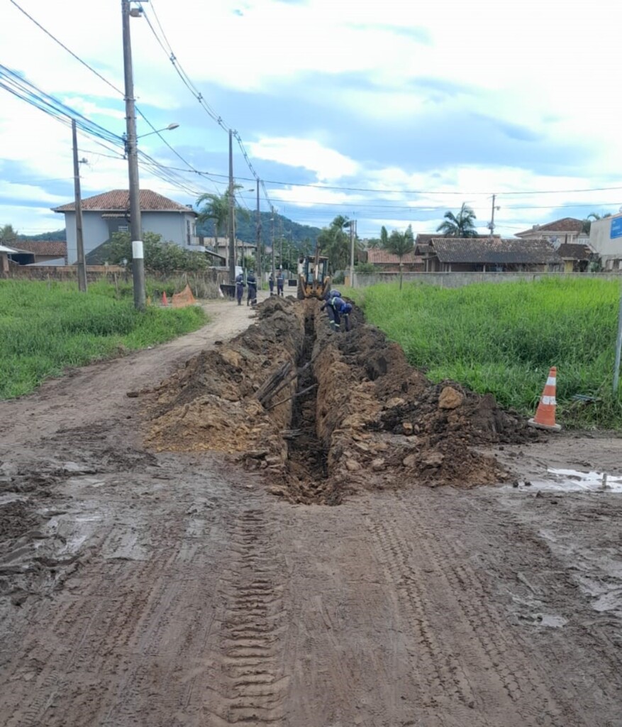 Obras de ampliação da rede coletora de esgoto, em São Francisco do Sul, seguem em quatro ruas