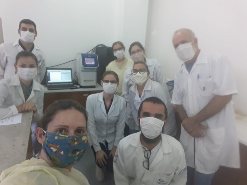 Foto: Equipe que realizou a primeira etapa de validação do teste RT-PCR para SARS-CoV-2, utilizand - 
