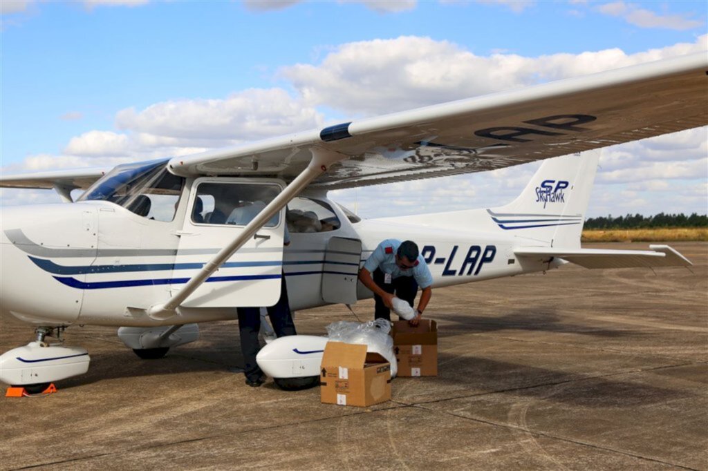VÍDEO+FOTOS: de avião, respiradores e EPIs comprados com doações chegam em Santa Maria