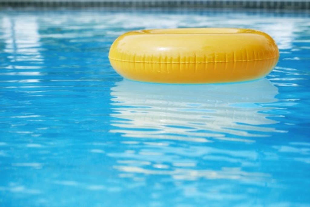 (Imagem ilustrativa) - Criança de um ano se afoga em piscina de residência