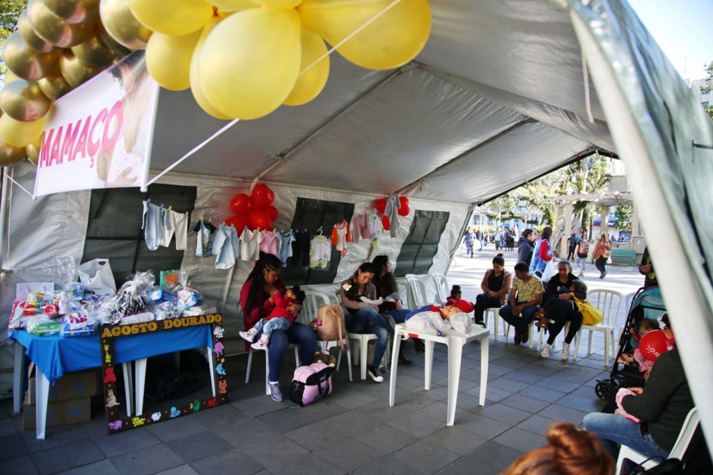 'Hora do Mamaço' reuniu mães e crianças na Praça Saldanha Marinho