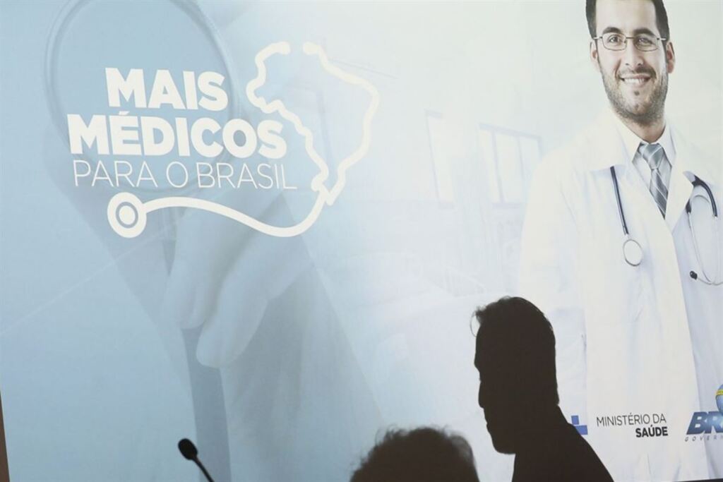 Governo Bolsonaro quer reintegrar cubanos no Mais Médicos