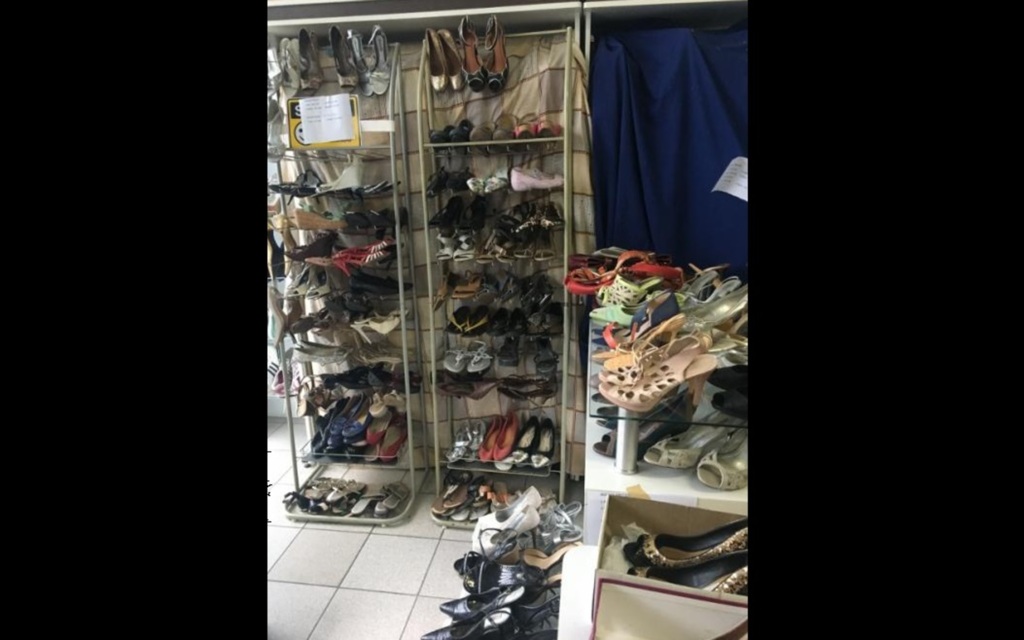 Brechó do Hospital Universitário vende mais de 200 pares de calçados em feira de Santa Maria