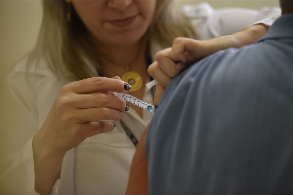 título imagem Hoje é dia de postos abertos para vacinar contra a gripe