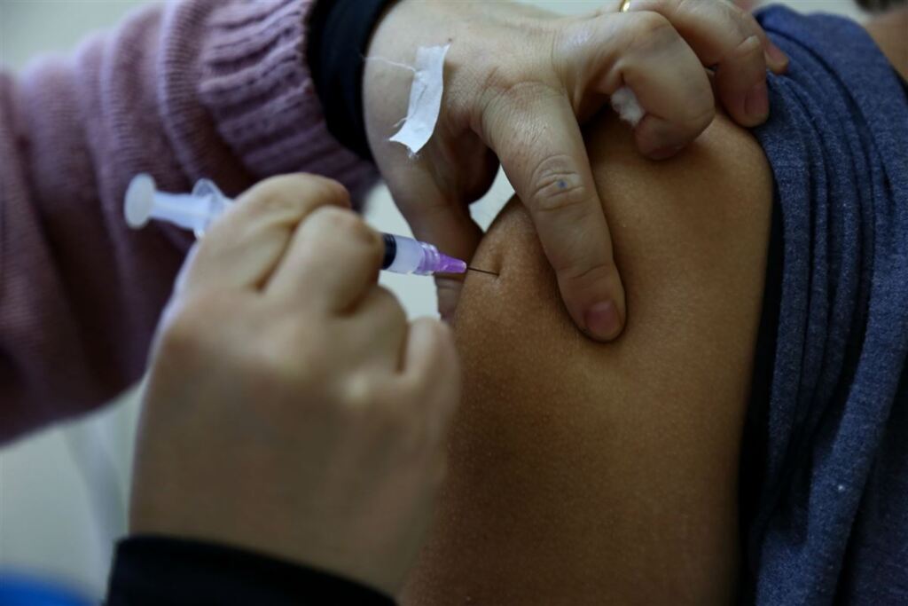 Vacinação contra a gripe começa em 10 de abril para crianças e gestantes no RS