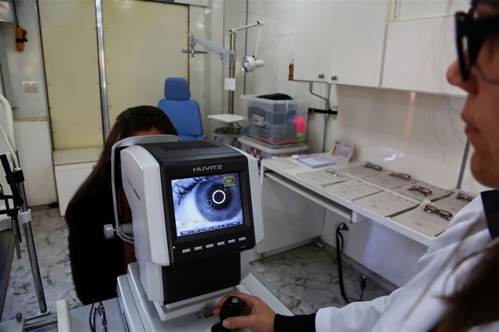 Consultório itinerante de oftalmologia do Husm recebe a doação da milésima armação de óculos