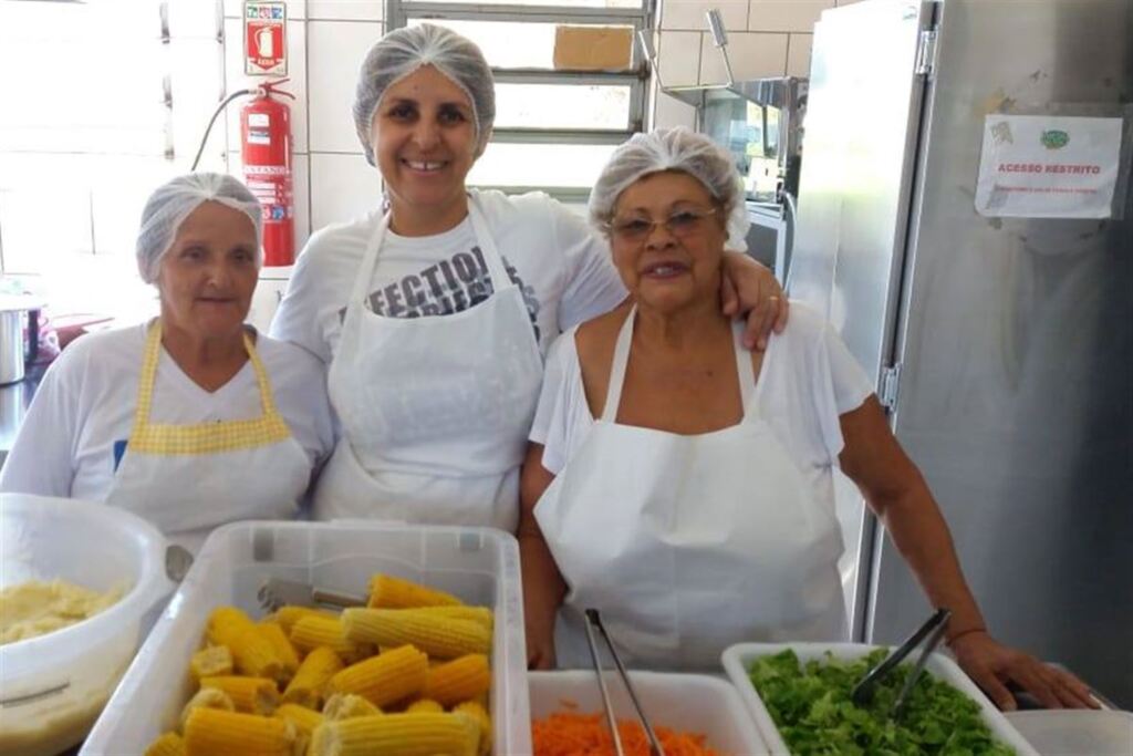Foto: Arquivo Pessoal - Com as companheiras Jaci e Lisiane (a partir da esq.) Maria Arisoleta aliou boas receitas ao voluntariado