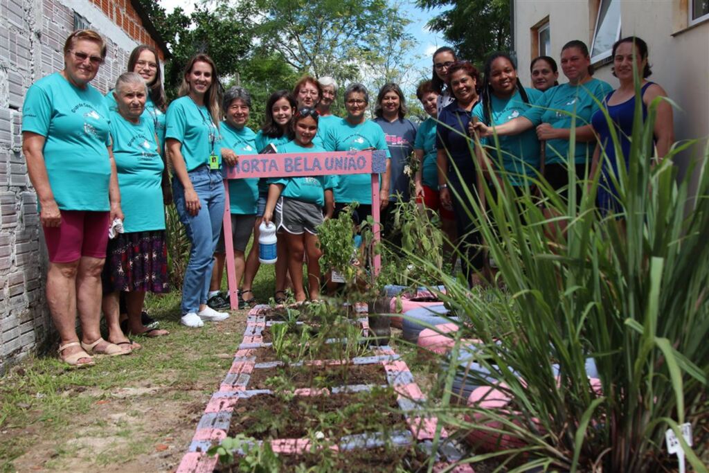 Foto: Janio Seeger (Diário) - Pacientes da ESF Bela União reativaram, ontem, a horta que ajudará em tratamentos de saúde