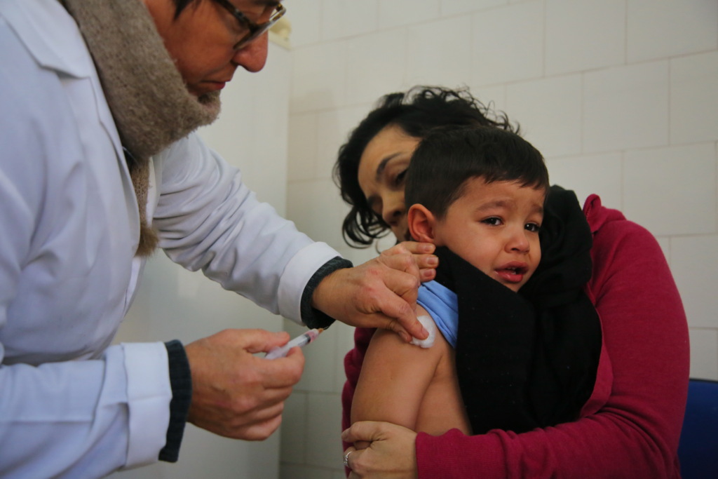 Foto: Gabriel Haesbaert (Diário) - Andressa levou o filho Conrado para fazer as vacinas contra a pólio e o sarampo. Apesar do choro, ele aguentou firme