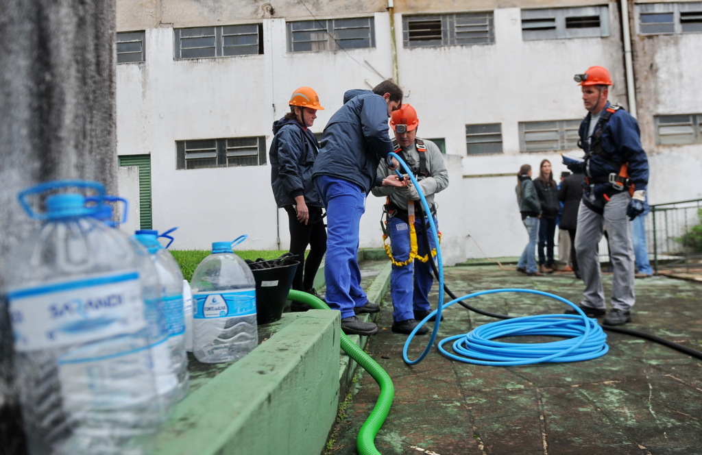 Foto: Renan Mattos (Diário) - Limpeza dos reservatórios da Corsan continua sendo feita