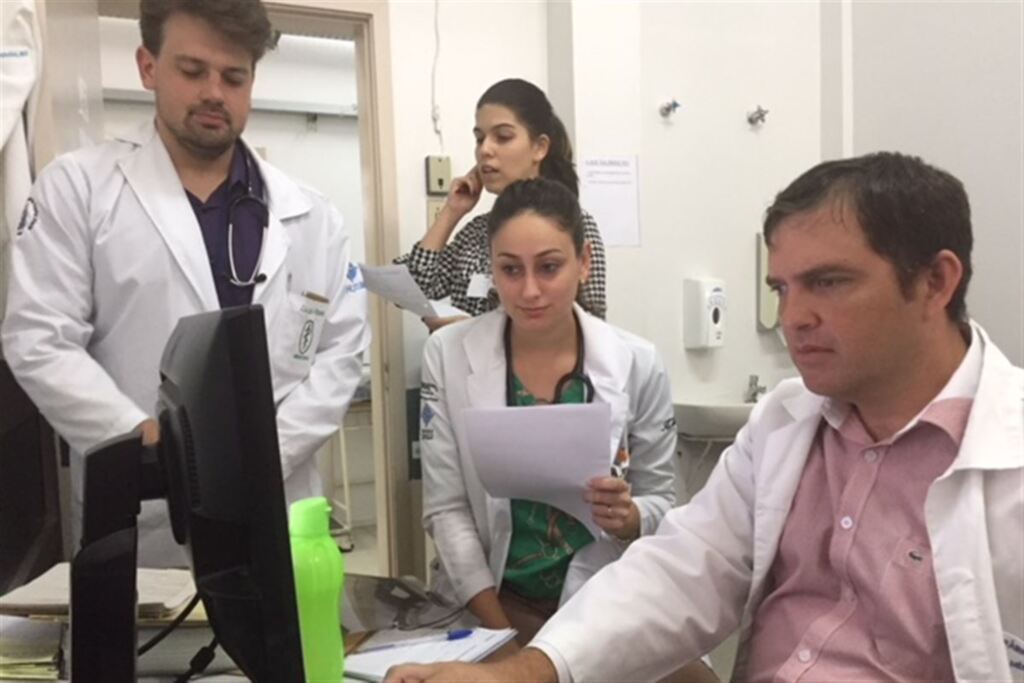 Foto: Husm (Divulgação) - Infectologista Fábio Lopes Pedro apresentou relatório que vem sendo alimentado por médicos da cidade