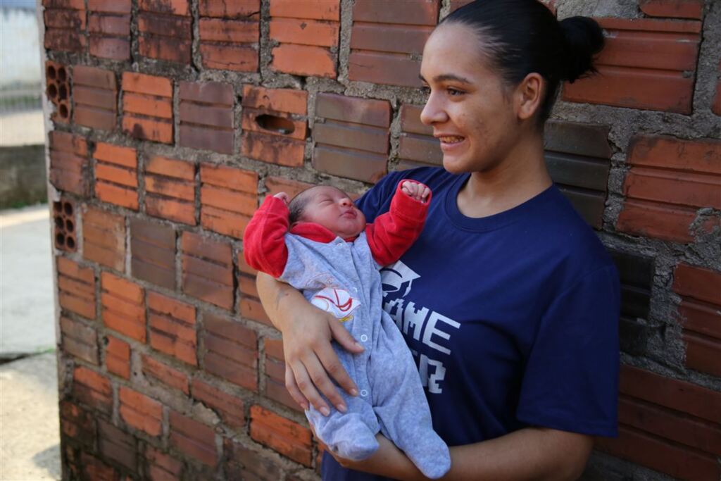 Foto: Gabriel Haesbaert (Diário) - Preocupação de Thalia da Silva do Nascimento, 19 anos, é prevenir a doença no filho Stevan, de sete dias