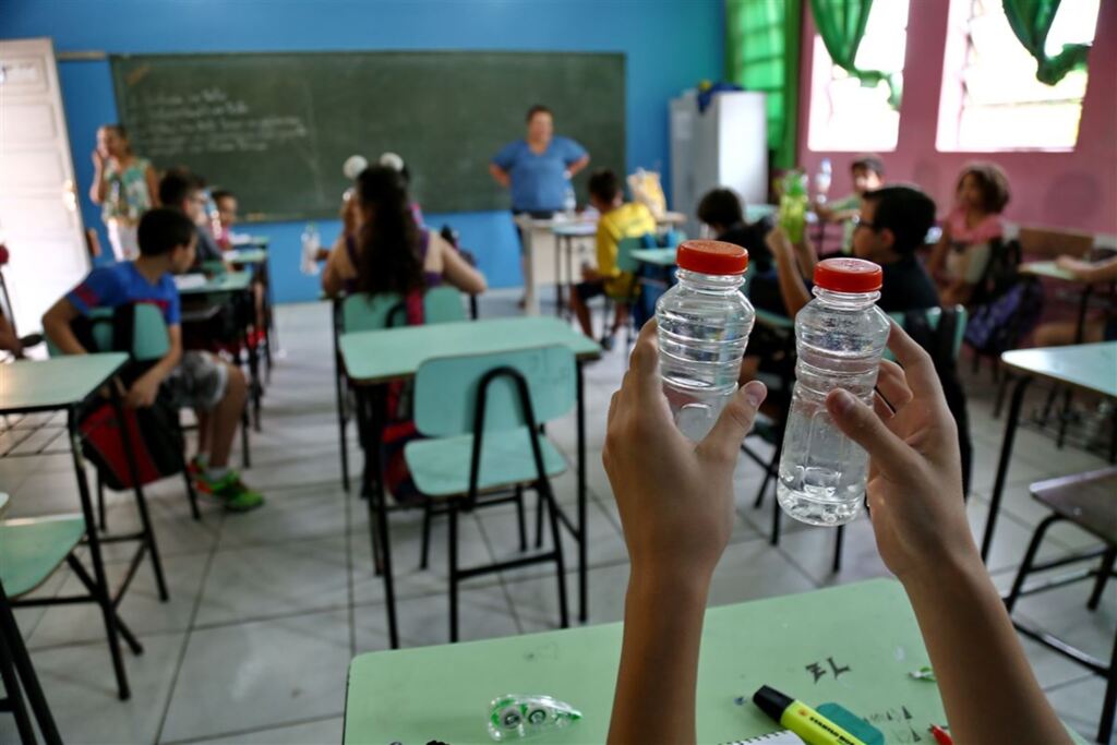 Foto: Charles Guerra (Diário) - Na escola municipal Dom Luiz Victor Sartori, alunos levaram garrafas de casa
