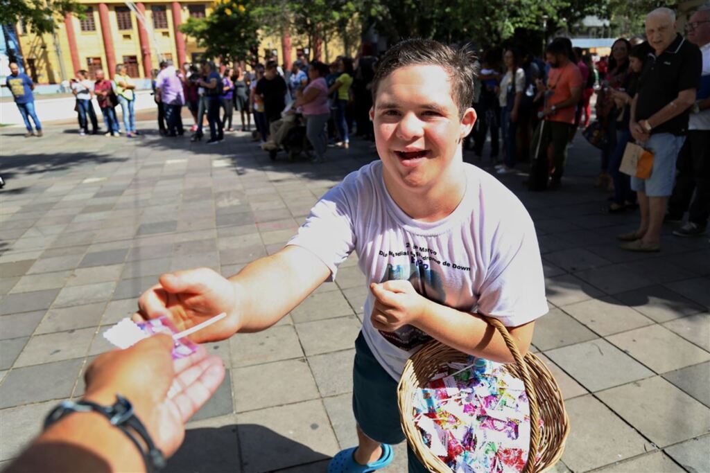 Fotos: Charles Guerra (Diário) - Enzo Portalet Ketz, 16 anos, portador de Síndrome de Down, distribuiu sorrisos e pirulitos para o público
