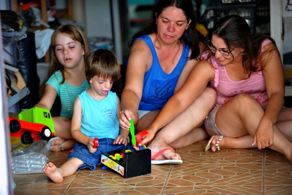 Foto: Charles Guerra (Diário) - Durante o dia, o pequeno Murilo brinca com a irmã Karen de 7 anos (da esquerda para direita), a mãe Kellen e a madrinha Ingrid