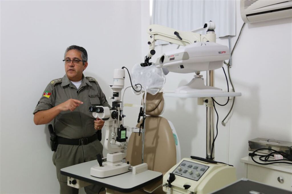 Fotos: Lucas Amorelli / (Diário) - O diretor do hospital, major Garcia explica como vai ser o atendimento com os novos médicos