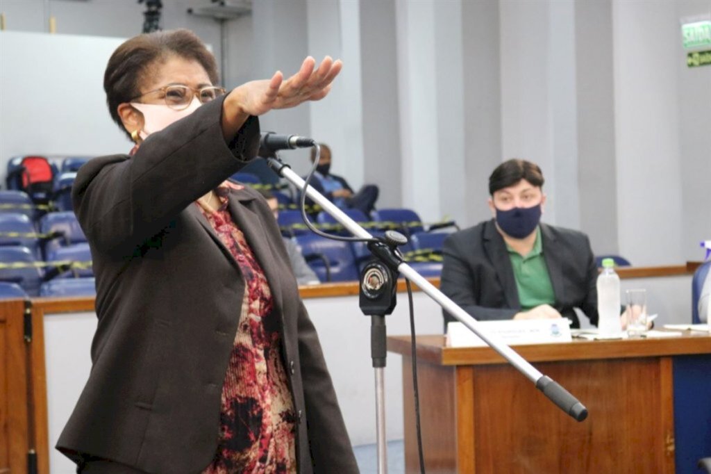 Pastora Lorena toma posse como vereadora do Legislativo municipal