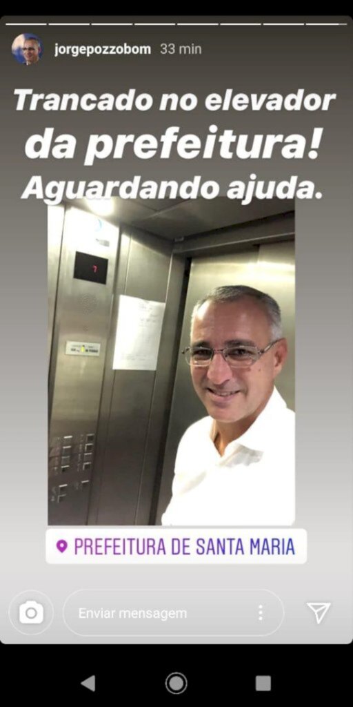 Prefeito fica preso em elevador da prefeitura