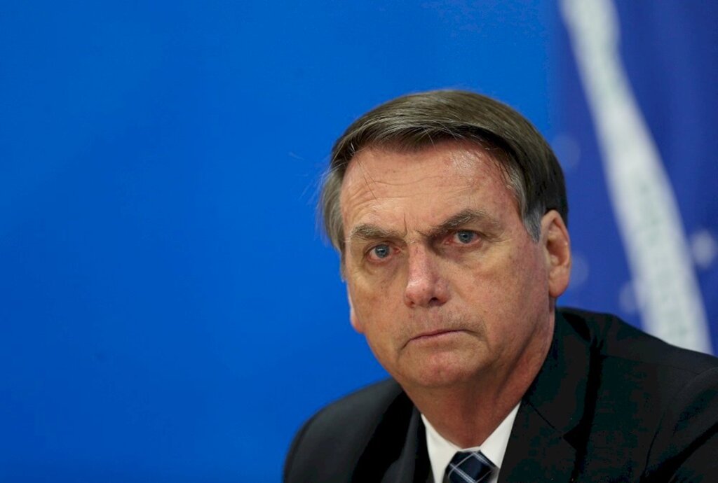 Bolsonaro tem alta e deixa hospital após internação por acidente doméstico