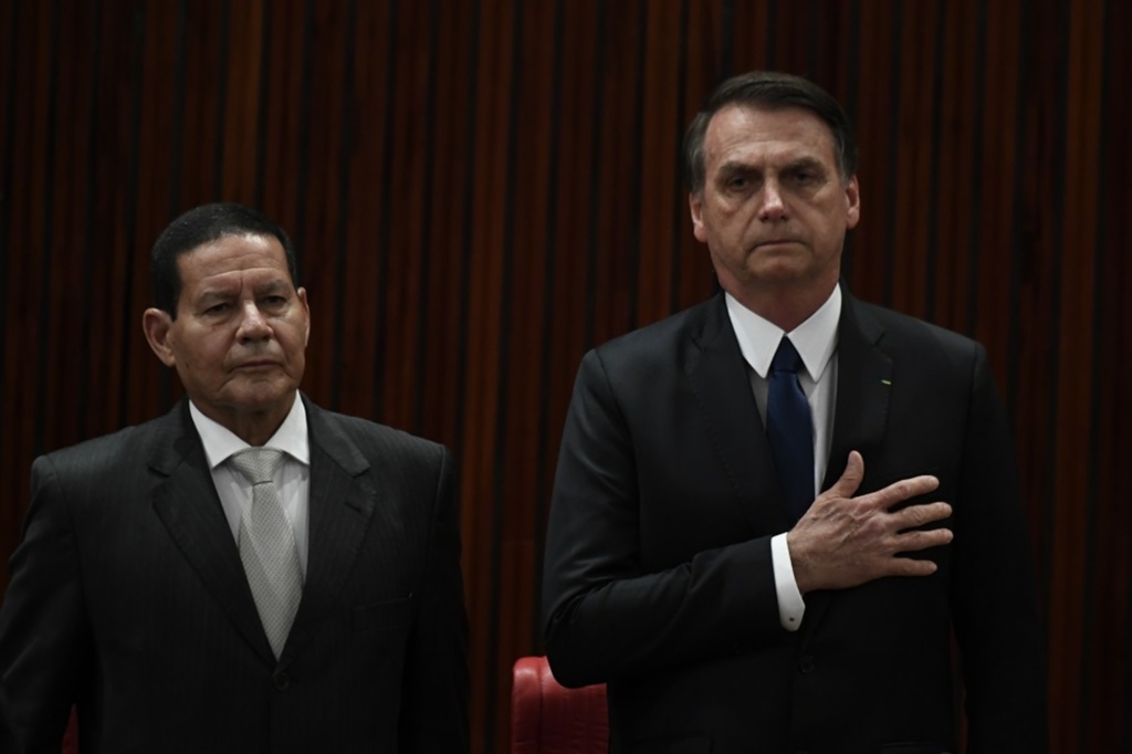 Nas redes sociais, Bolsonaro e Mourão falam sobre a Amazônia