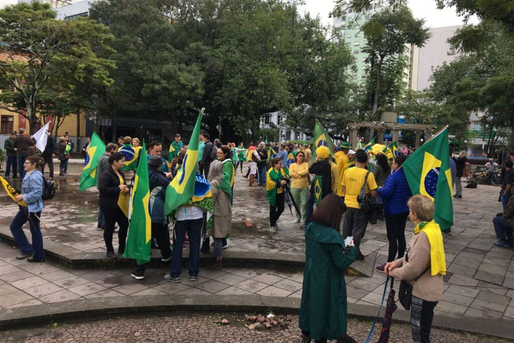 Apoiadores de Bolsonaro e Moro fizeram ato na Praça Saldanha Marinho