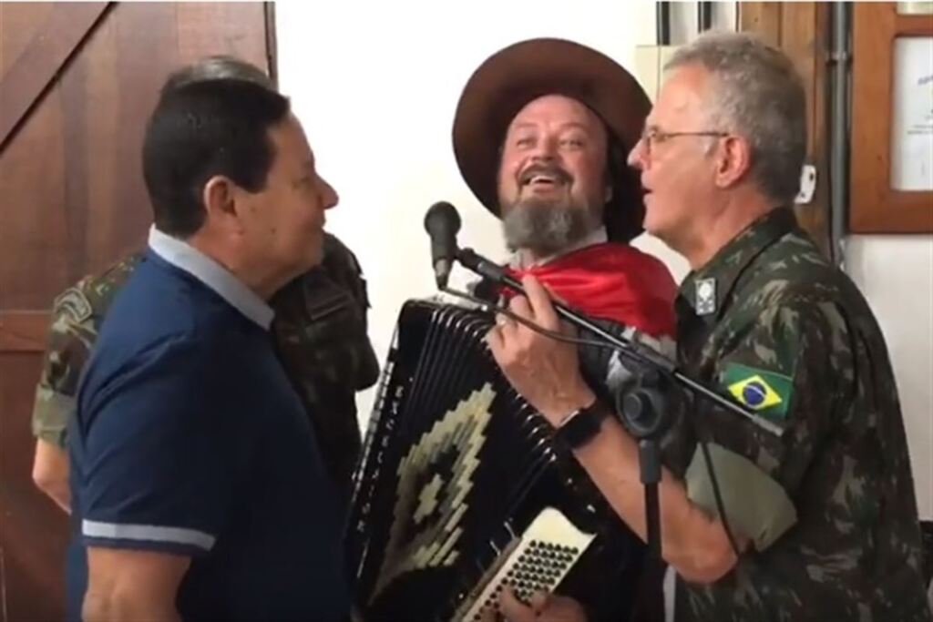 VÍDEO: general Mourão canta chamamé durante passagem por Santa Maria