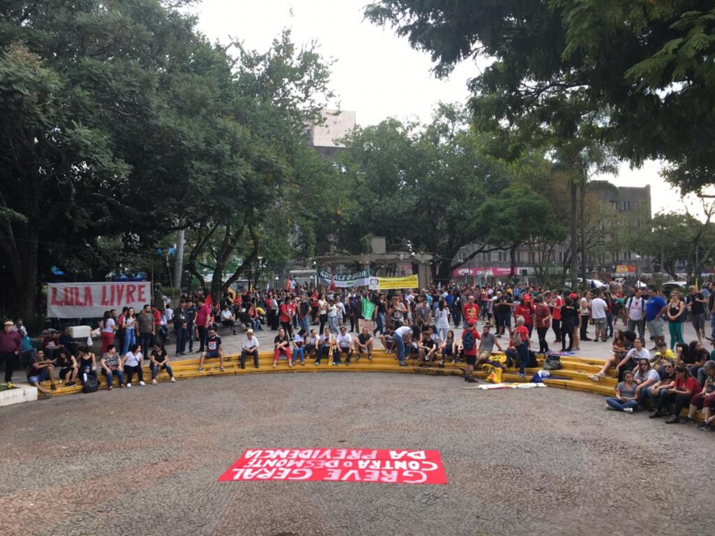 Praça Saldanha Marinho reúne manifestantes contra reforma da Previdência
