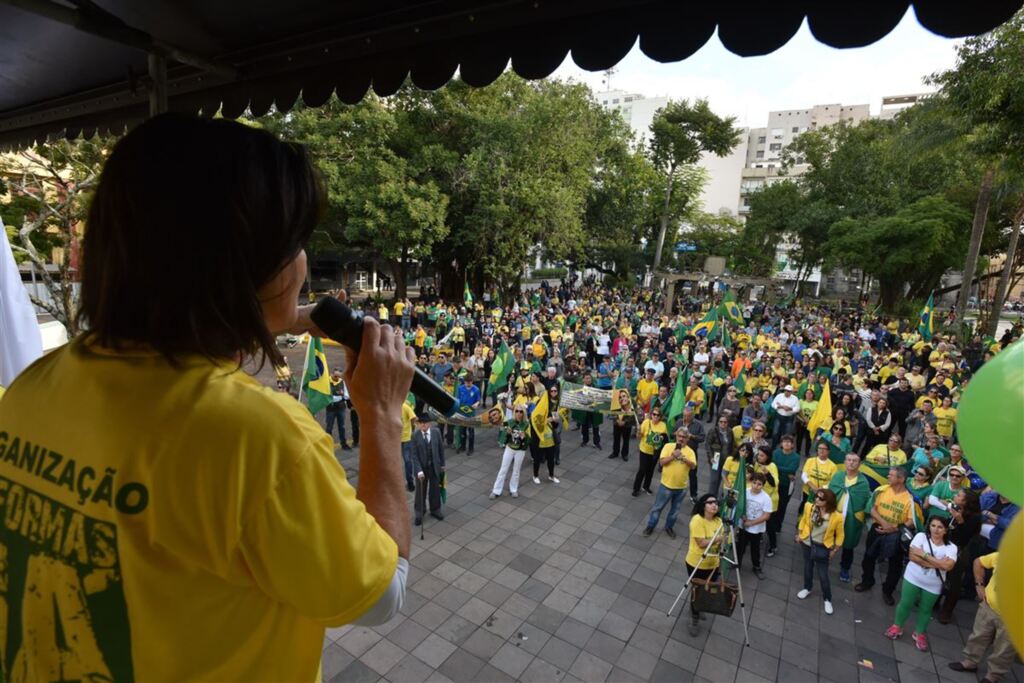 FOTOS: apoiadores de Bolsonaro participam de manifestação na Saldanha Marinho