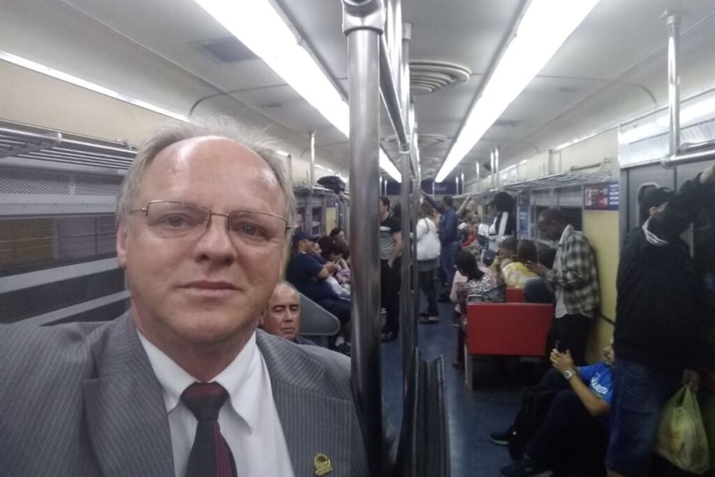 Para economizar, prefeito viaja sozinho e anda de ônibus e metrô