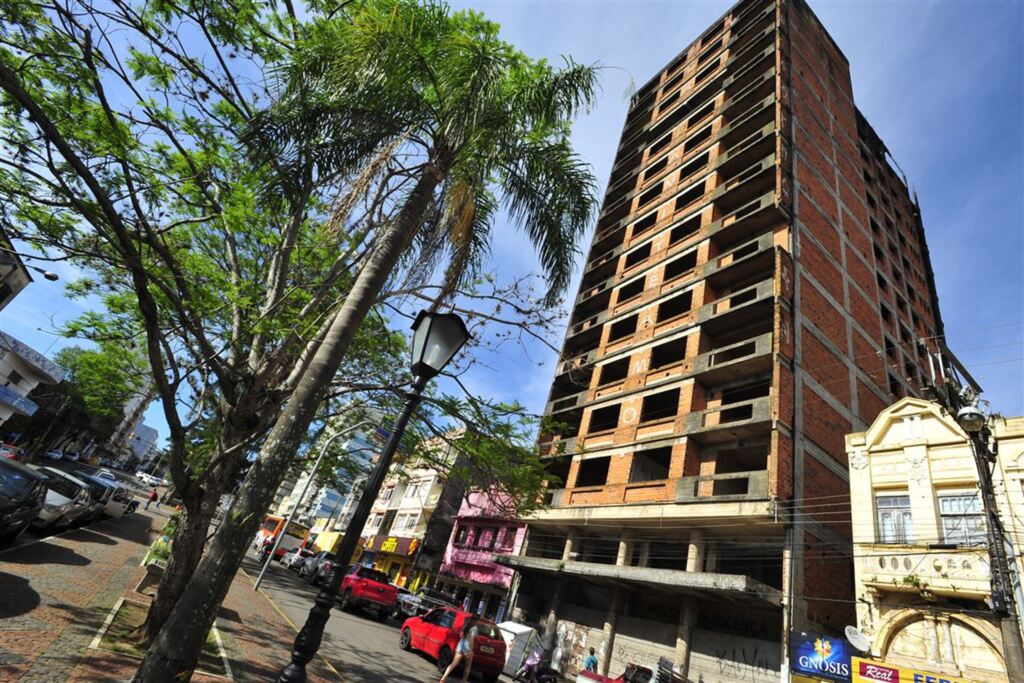 Projeto que autoriza troca do prédio inacabado na Rio Branco volta à análise