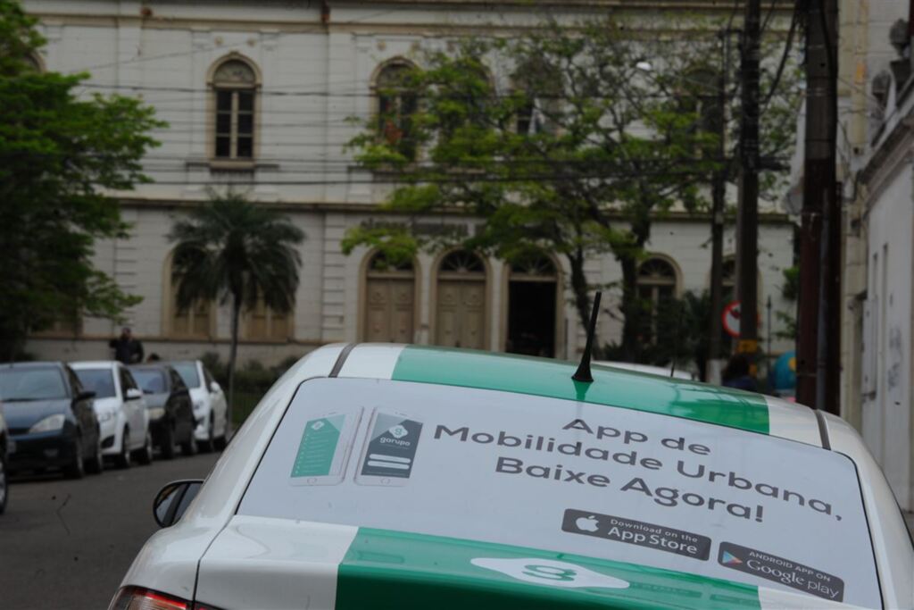 Sindicato de taxistas e empresas apoiam criação de lei para transporte de passageiros por aplicativos