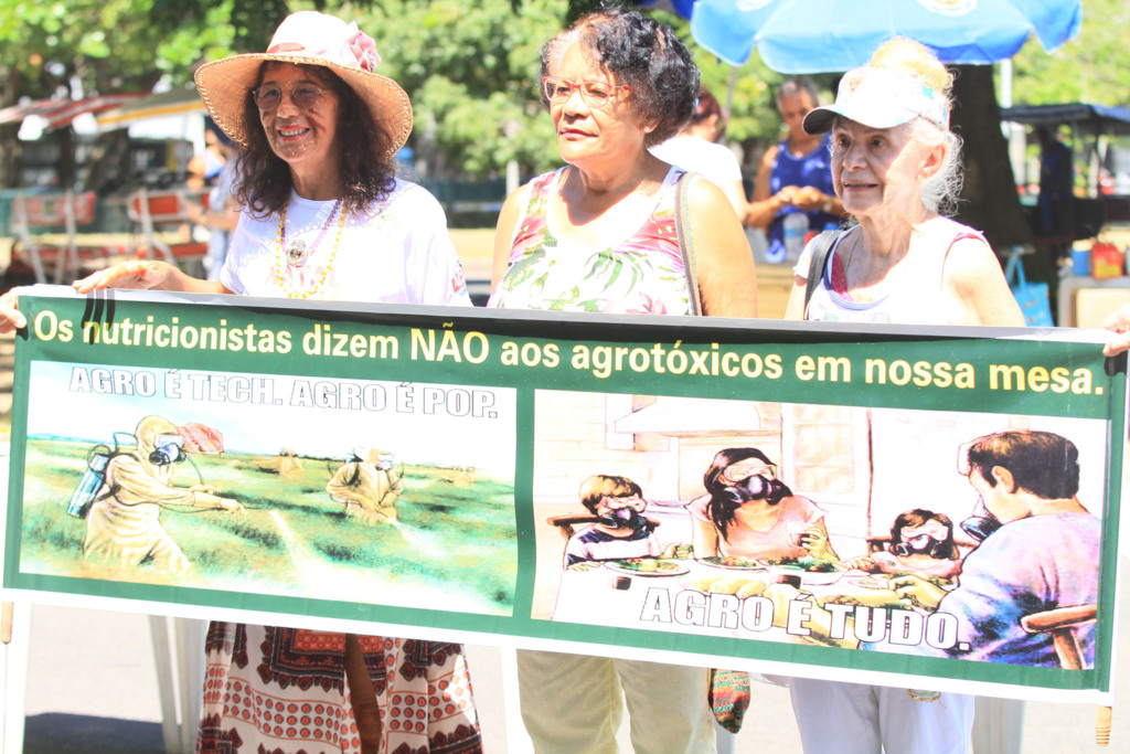 Manifestantes promovem 'banquetaço' contra extinção das funções do Consea