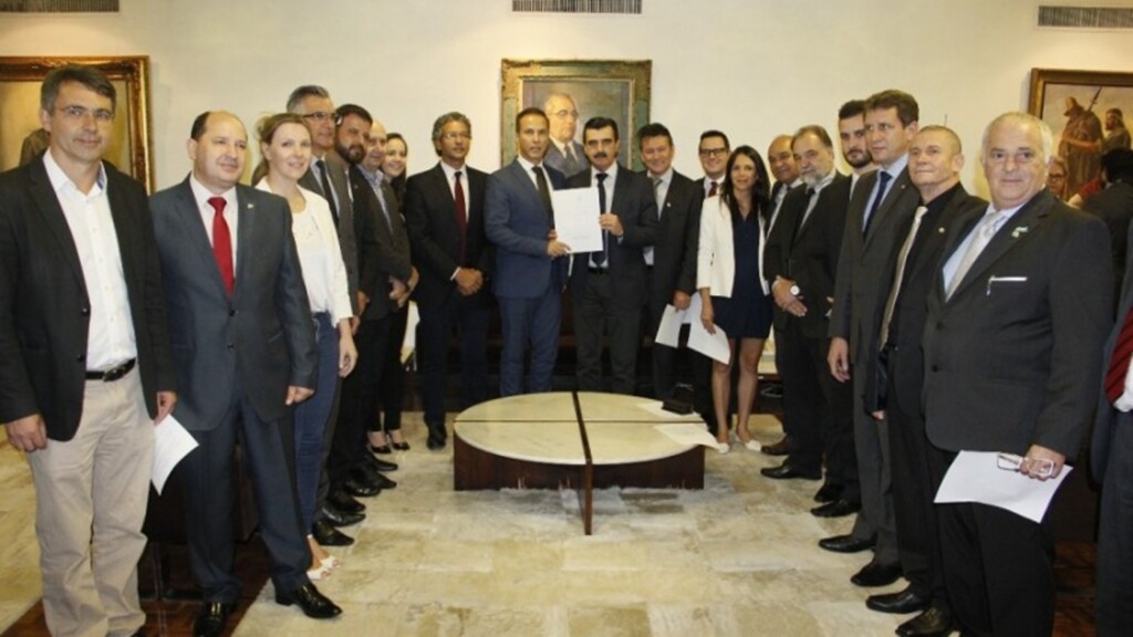 O chefe da Casa Civil, Otomar Vivian, entregou o documento ao presidente da Casa, Luís Augusto Lara - 
