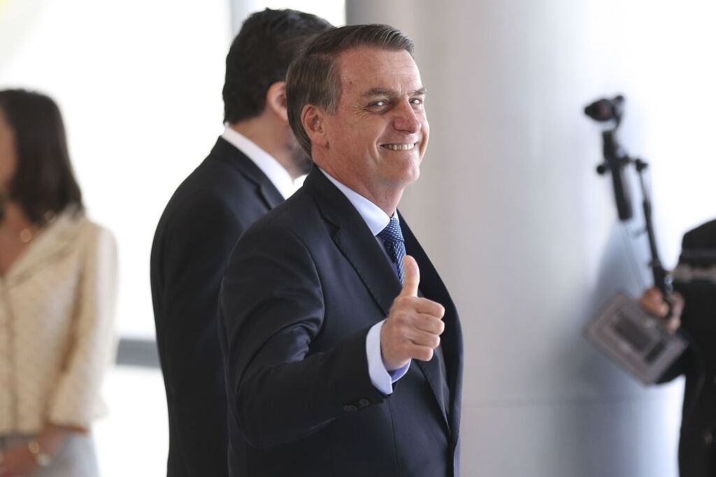 Bolsonaro reassume cargo na manhã desta quarta