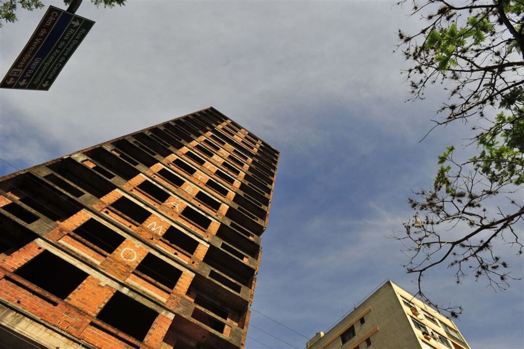 Prefeitura envia projeto à Câmara sobre prédio inacabado na Avenida Rio Branco