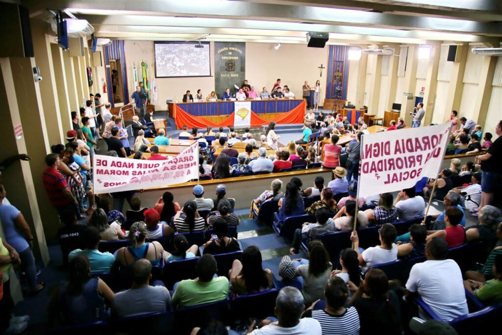 Foto: Renan Mattos (Diário) - Portando faixas e cartazes, público lotou a Câmara de Vereadores