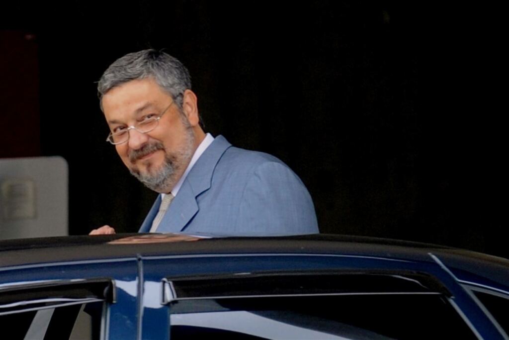 Ex-ministro acusa Lula de acertar propina para filho