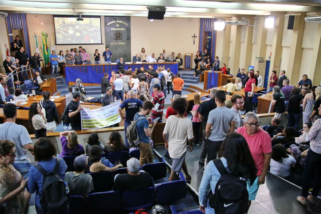 Foto: Renan Mattos (Diário) - Votação ocorreu depois que sessão foi interrompida em razão da votação da moção em apoio a Escola Sem Partido