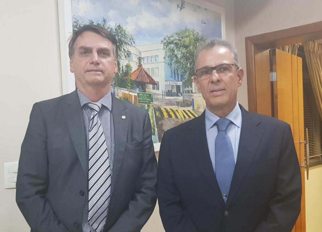 Bolsonaro indica almirante para chefiar o Ministério de Minas e Energia